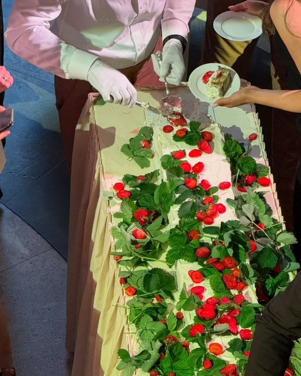 Башня из редиски, двухметровый торт и розы