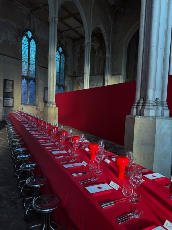 Total red ужин в готическом соборе от