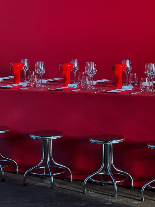 Total red ужин в готическом соборе от