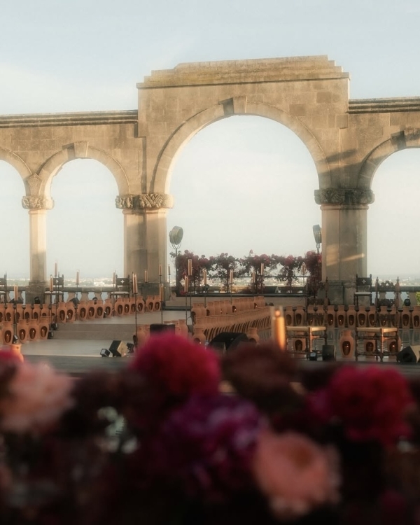 Как сделать масштабный ивент в замке, показывает