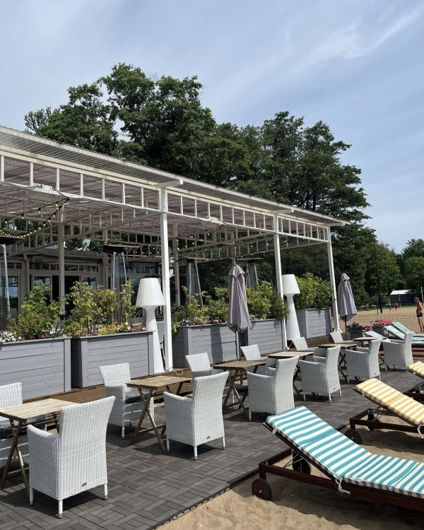 Лето в городе: лучшие пляжные клубы для