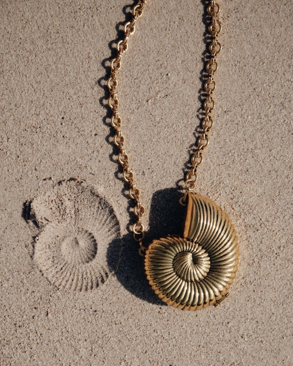 Клатч — то, что нужно невесте в