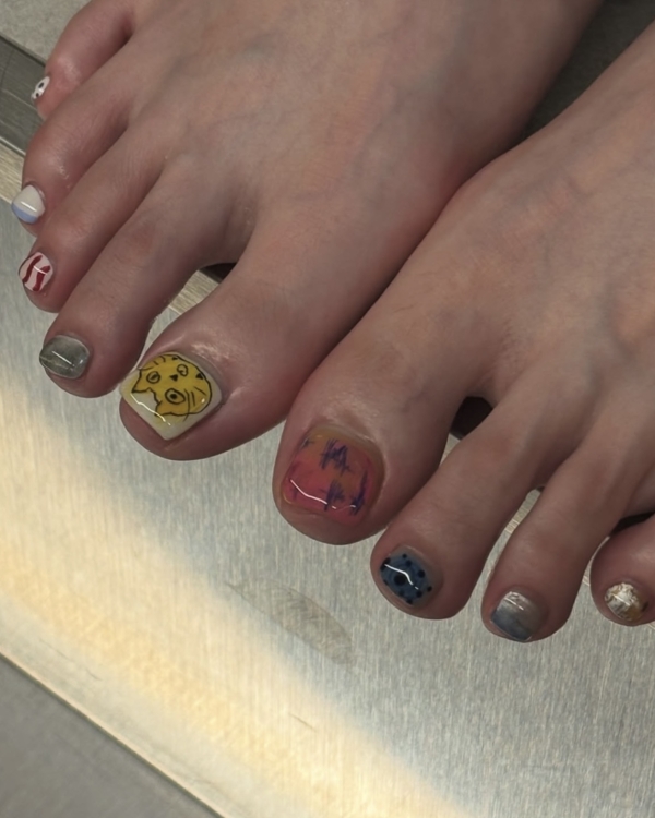 Летние тренды педикюра для невест — 2025