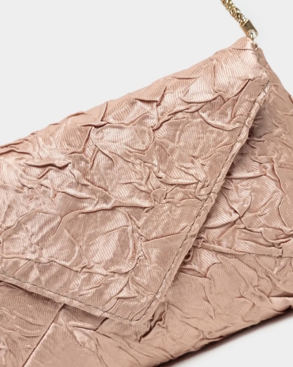 Клатч — то, что нужно невесте в