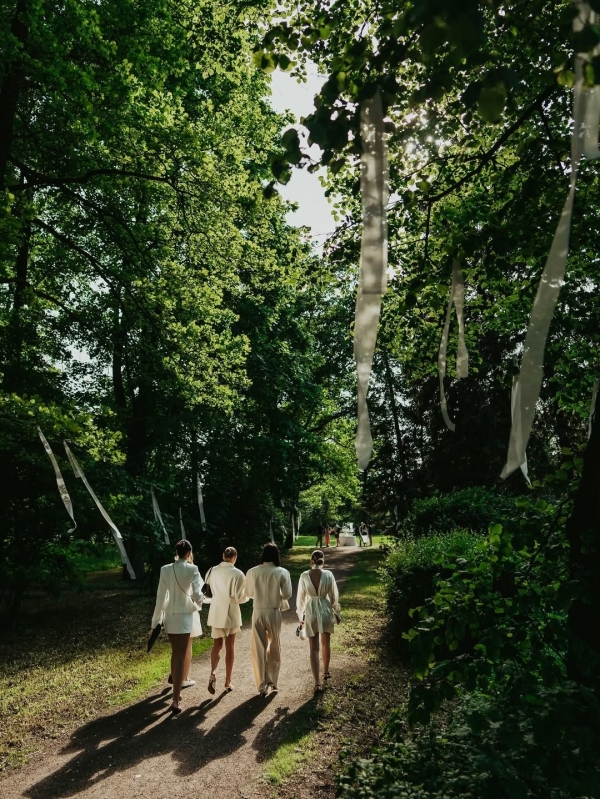 Total red ужин в готическом соборе от