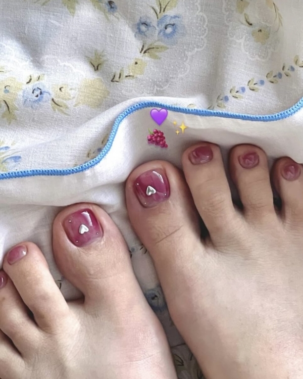 Летние тренды педикюра для невест — 2025