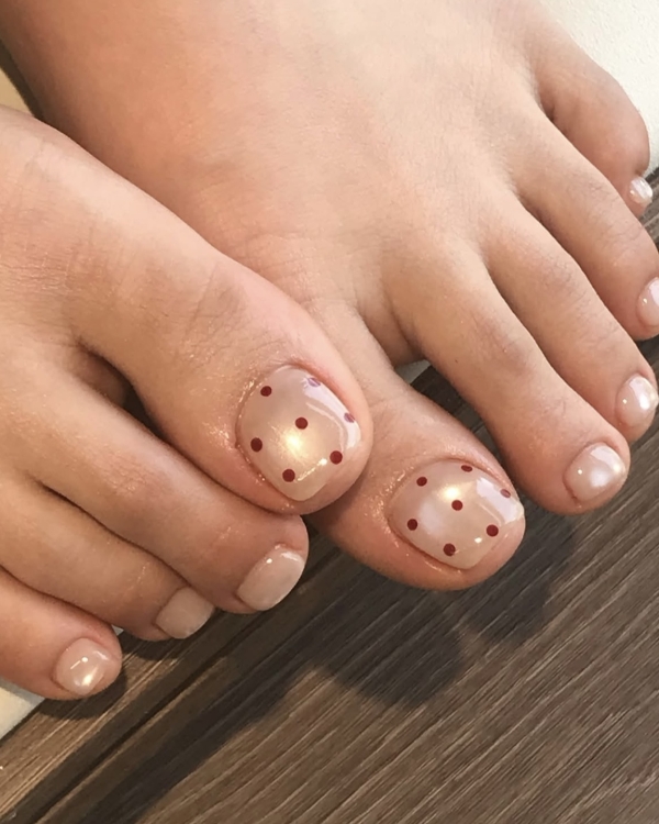 Летние тренды педикюра для невест — 2025