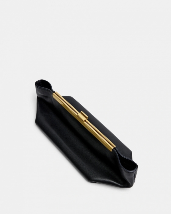 Клатч — то, что нужно невесте в