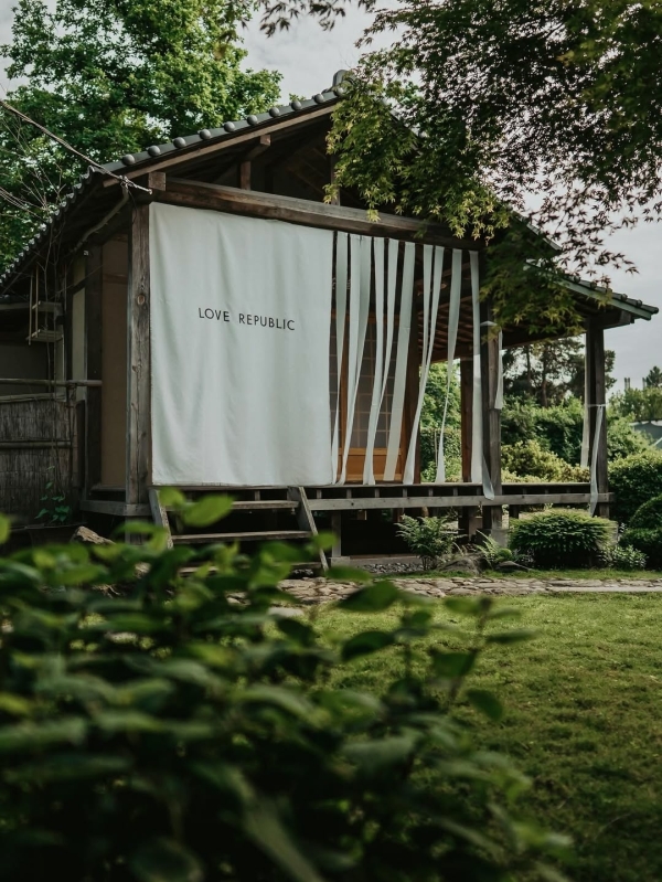 Total red ужин в готическом соборе от