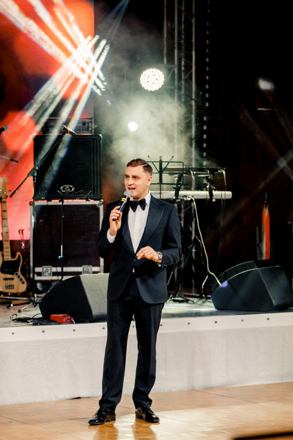 Ведущие Олег Савельев