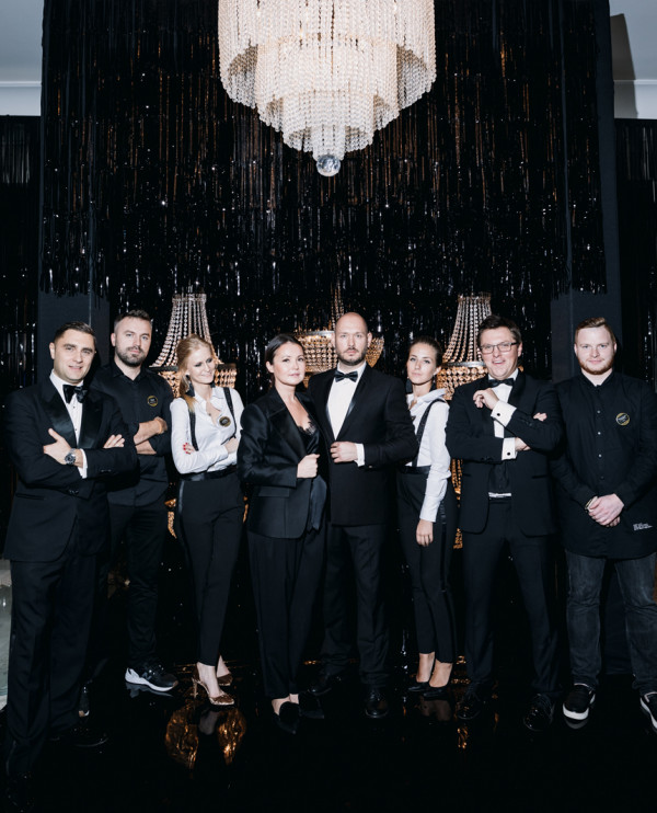 Ведущие Олег Савельев