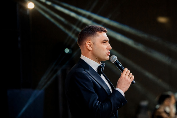 Ведущие Олег Савельев