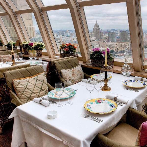 5 ресторанов известных сетей, где можно провести