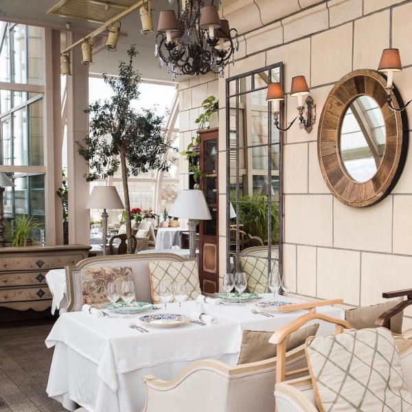 5 ресторанов известных сетей, где можно провести