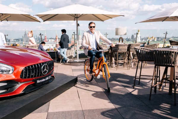 Ведущие Олег Савельев