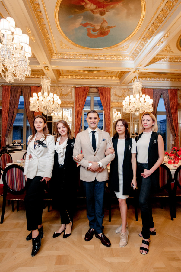 Ведущие Олег Савельев