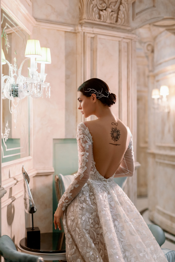 Какие макияж и укладка подходят к платьям