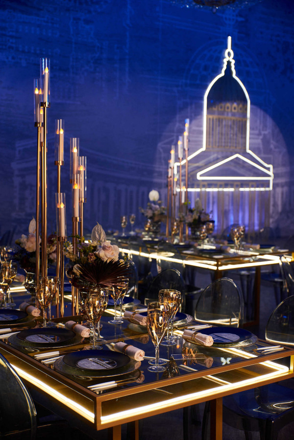 «Город, которого нет»: неоновая свадьба в Санкт-Петербурге