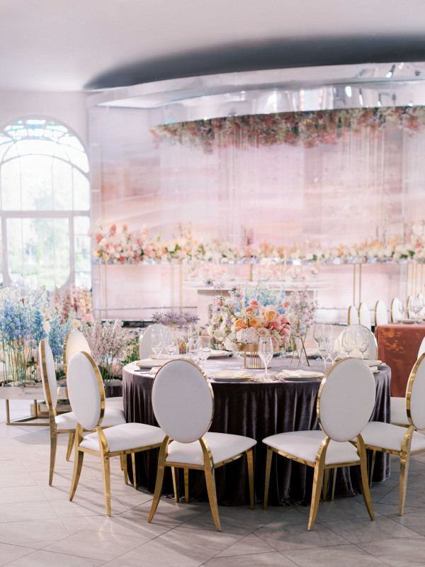 Свадебная церемония на воде в окружении цветов