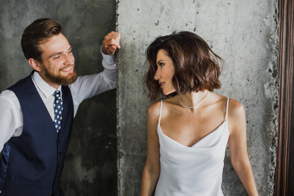 Непринужденная свадьба с красным кабриолетом