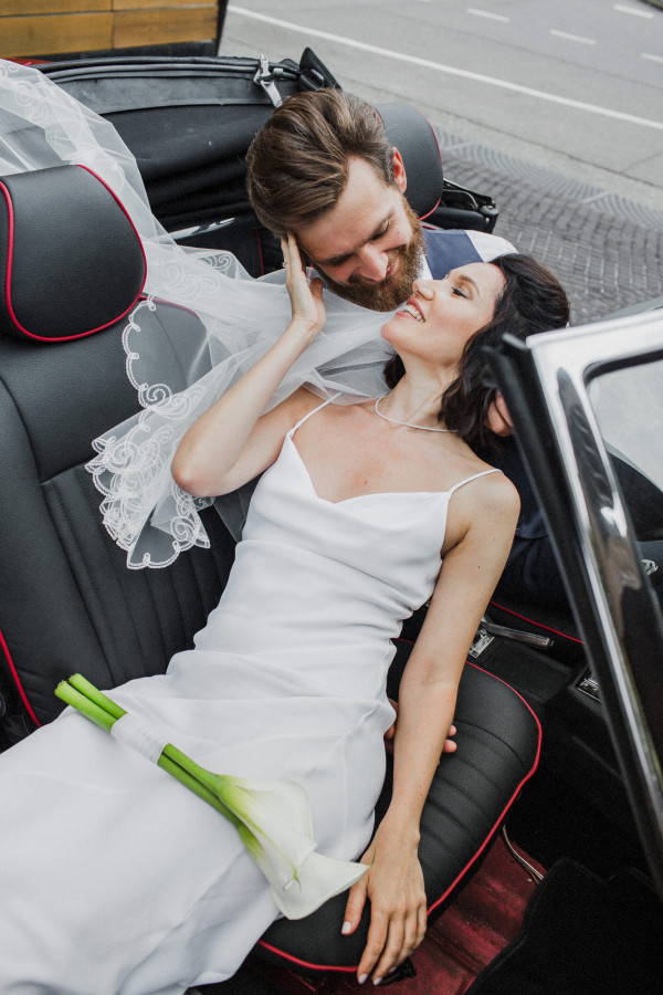 Непринужденная свадьба с красным кабриолетом