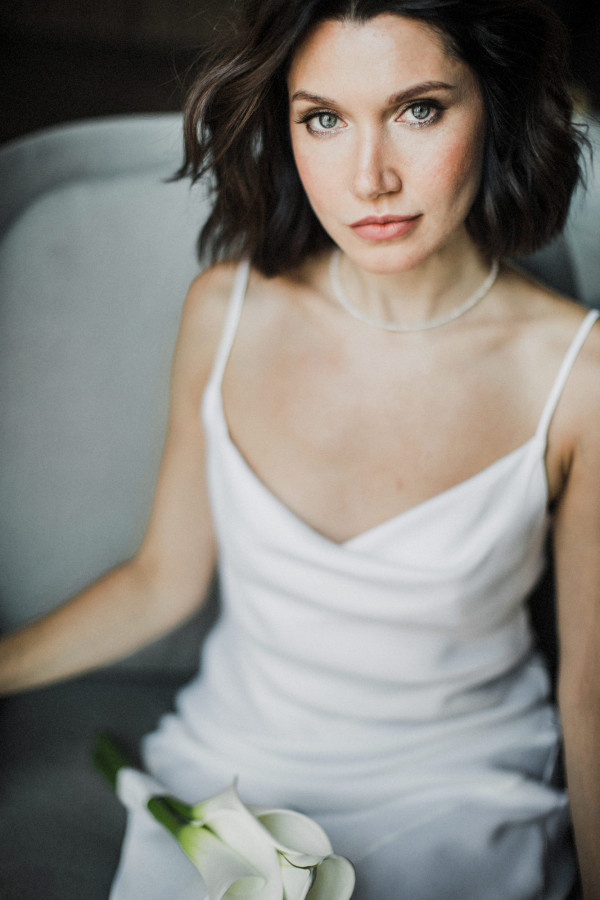 Непринужденная свадьба с красным кабриолетом