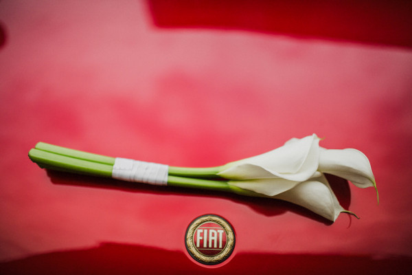 Непринужденная свадьба с красным кабриолетом