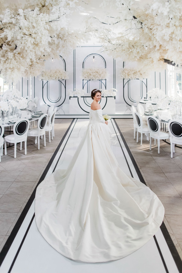 Черно-белая свадьба под сказочными деревьями