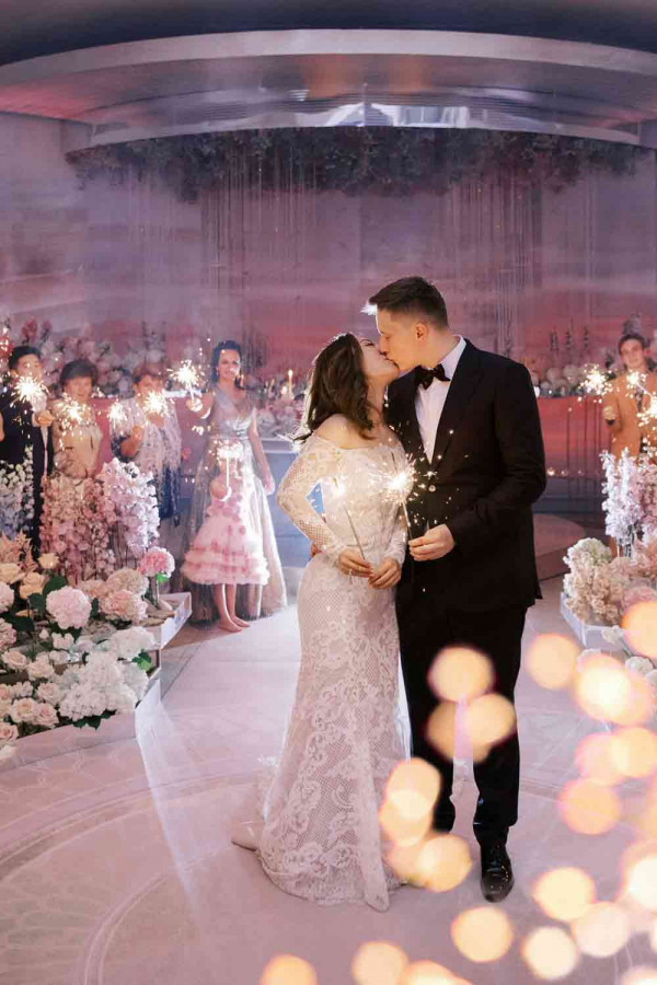 Свадебная церемония на воде в окружении цветов