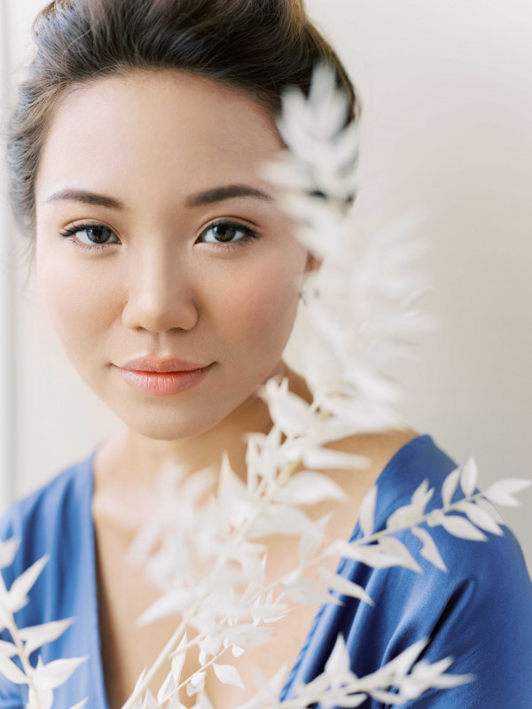 Свадебная церемония на воде в окружении цветов