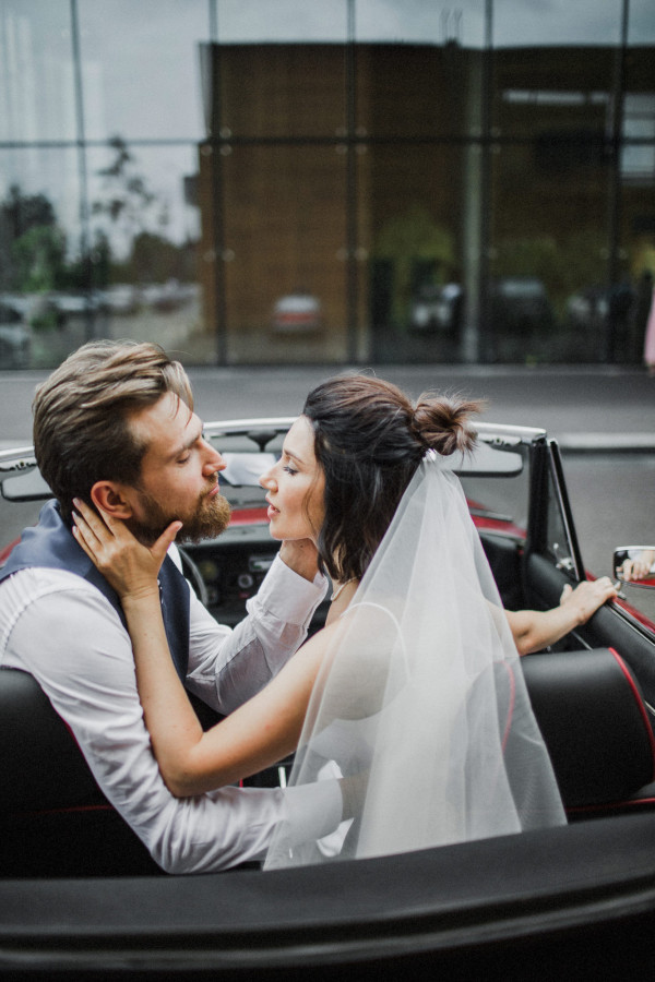 Непринужденная свадьба с красным кабриолетом