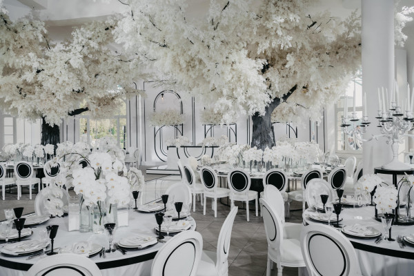 Черно-белая свадьба под сказочными деревьями