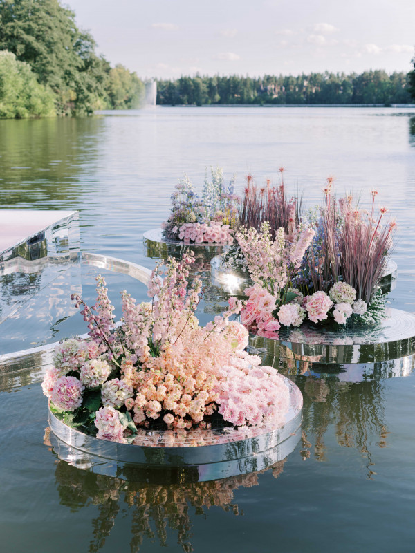 Свадебная церемония на воде в окружении цветов