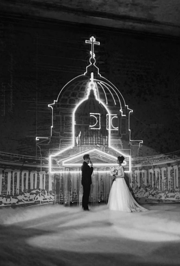 «Город, которого нет»: неоновая свадьба в Санкт-Петербурге