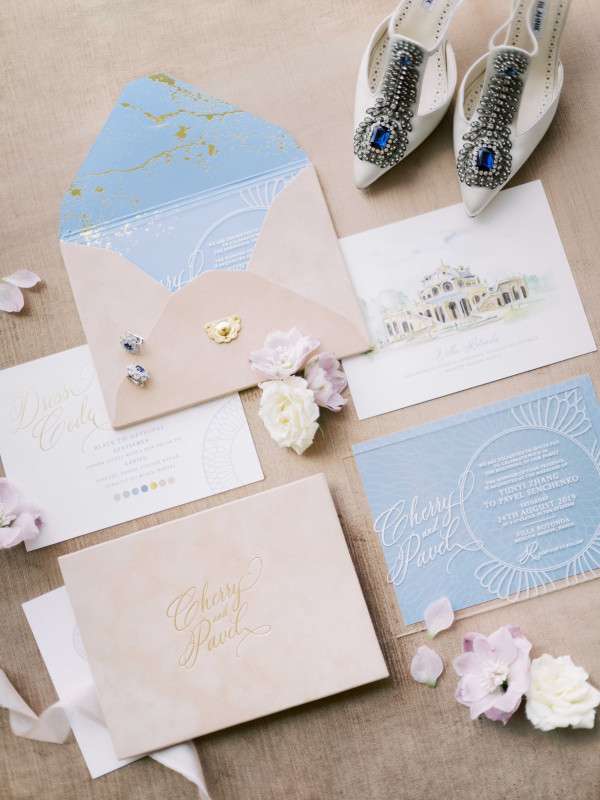 Свадебная церемония на воде в окружении цветов