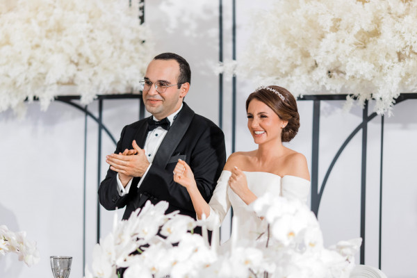 Черно-белая свадьба под сказочными деревьями