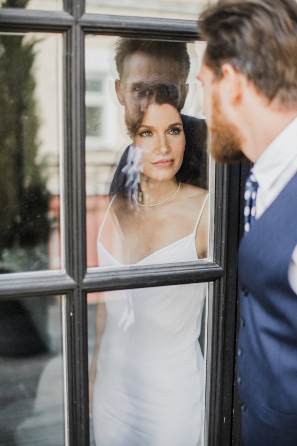 Непринужденная свадьба с красным кабриолетом