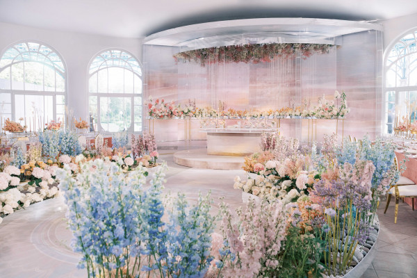 Свадебная церемония на воде в окружении цветов