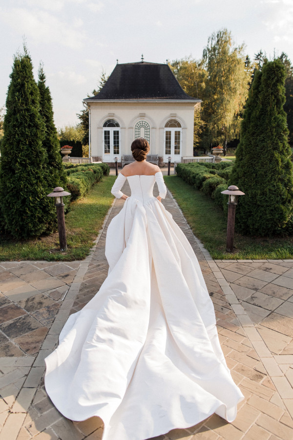 Черно-белая свадьба под сказочными деревьями