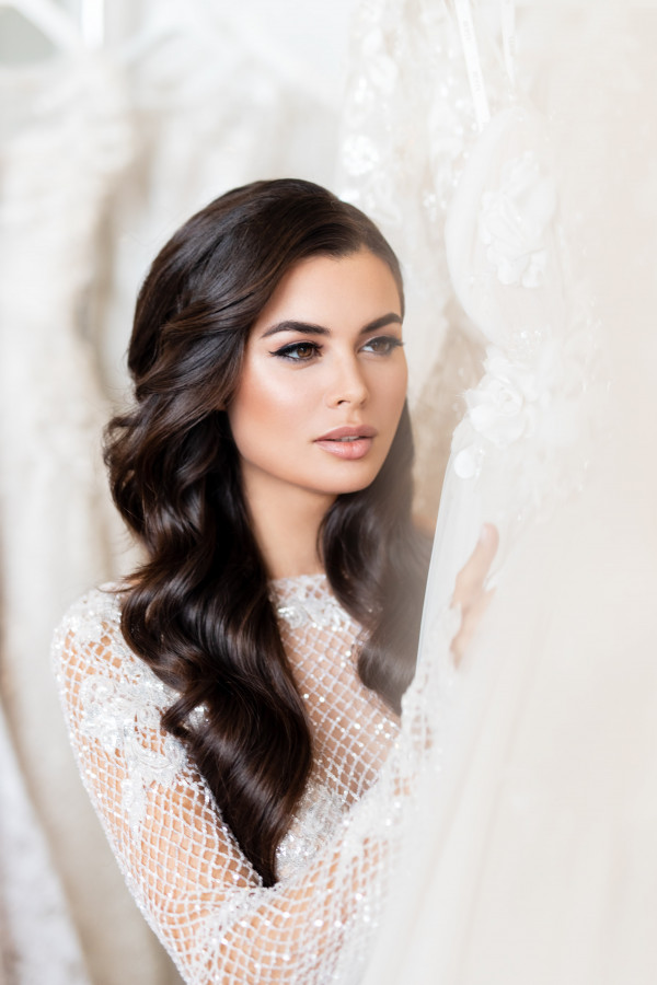 Какие макияж и укладка подходят к платьям