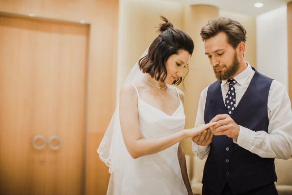 Непринужденная свадьба с красным кабриолетом