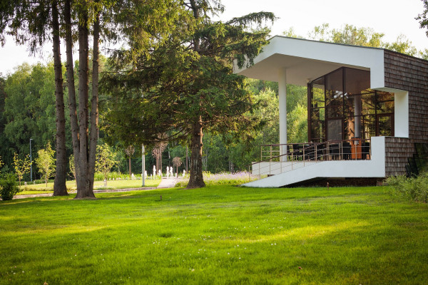 Загородные коттеджи для камерной свадьбы