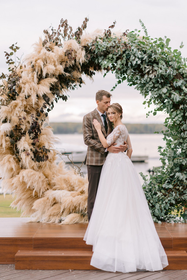 Уютная свадьба в золотисто-зеленых оттенках