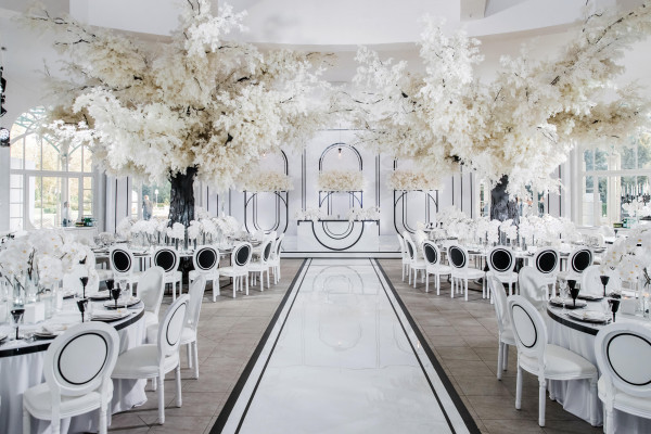 Черно-белая свадьба под сказочными деревьями