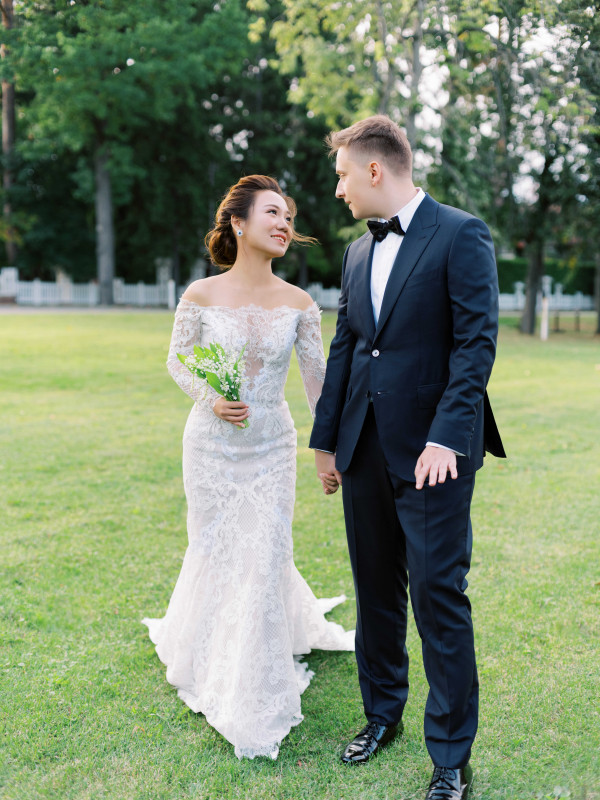 Свадебная церемония на воде в окружении цветов