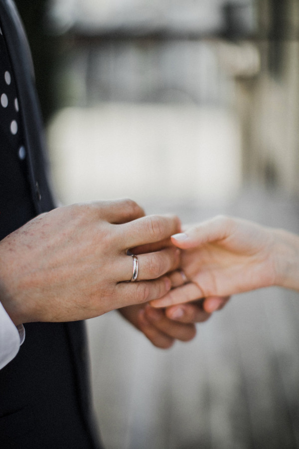 Непринужденная свадьба с красным кабриолетом