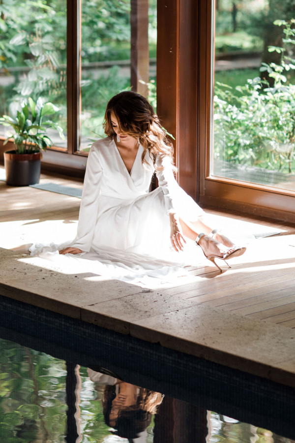 Черно-белая свадьба под сказочными деревьями