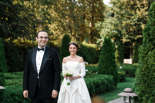 Черно-белая свадьба под сказочными деревьями