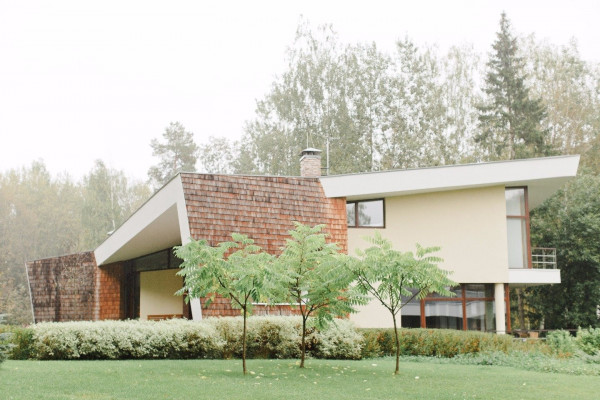 Загородные коттеджи для камерной свадьбы