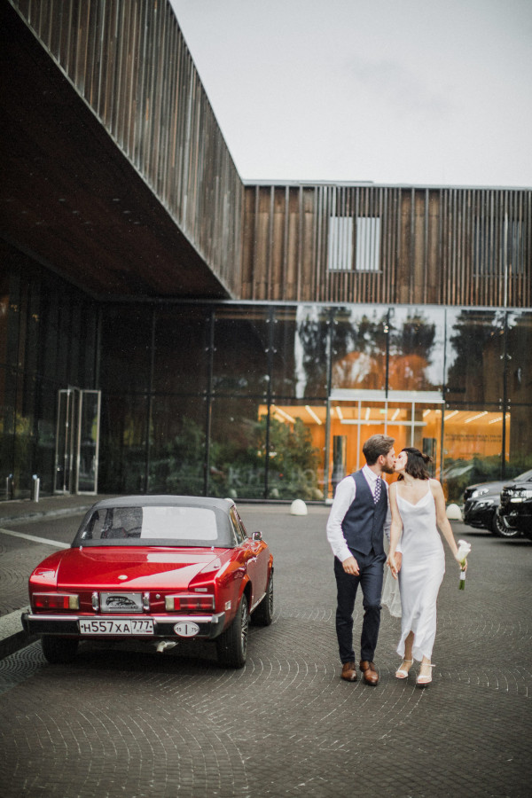Непринужденная свадьба с красным кабриолетом